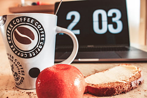 Nahansicht, Foto, Weiß, schwarz, gedruckt, Keramik, Becher, neben, Gebäck, Brot, Frühstück, Butter, Uhr, Kaffee, Tasse, Milchprodukt, köstlich, Getränk, früher Morgen, Lebensmittel, Obst, heiß, drinnen, Laptop, Morgen, Tabelle, Zeit, Holz, Arbeit, Essen und Trinken, keine Leute, Erfrischung, Stillleben, Fokus auf den Vordergrund, Nummer, Kaffee trinken, Kaffeetasse, Gruppe von Objekten, Text, rot, Kommunikation, 5K, CC0, gemeinfrei, lizenzfrei