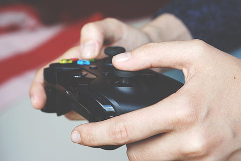 om, deținere, negru, controlor de joc, a închide, controlor, Electronică, degete, joc, gamepad, jucător, jocuri, mâini, tehnologie, fără fir, xbox, Xbox One, umană, mână, aparat de fotografiat - echipament fotografic, partea corpului uman, o persoana, fotografii tematice, camera digitala, echipament fotografic, culoare neagră, aparat foto, comunicare, să se concentreze asupra primelor elemente, în interior, tehnologia fără fir, Sesiuni foto, activitate, deget, fotograf, Slr camera, 4K, CC0, domeniu public, fără drepturi de autor