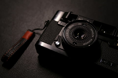 černá dslr fotoaparát, Fotoaparát, elektronika, stůl, fujifilm, tech, technologie, popruh, Ozubené kolo, zařízení, filmové kamery, objektiv, filmcamera, fotografická témata, uvnitř, detail, fotoaparát - fotografické vybavení, nikdo, stálý život, Černá barva, vysoký úhel pohledu, fotografické vybavení, číslo, sdělení, zaměřit se na popředí, digitální fotoaparát, jeden objekt, studio shot, moderní, objektiv - optický přístroj, 5K, CC0, veřejná doména, bez autorských práv