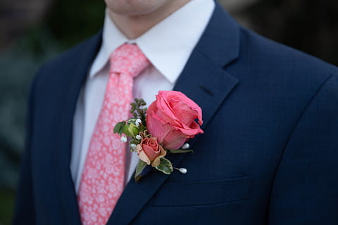 uomo, blu, bianca, cime, boutineer, fiore, rosa, pianta fiorita, nozze, celebrazione, ben vestito, bellezza nella natura, pianta, sposa, evento, completo da uomo, Sezione centrale, mazzo, amore, composizione floreale, vestito formale, sposato, sposo, adulto, emozione positiva, cerimonia matrimoniale, all'aperto, testa di fiore, abiti da uomo, 5K, CC0, dominio pubblico, privo di copyright