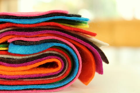 fühlte, scrollen, Material, Netz, bunt, Nähen, Textil-, Modell-, Nahansicht, mehrfarbig, Fokus auf den Vordergrund, keine Leute, drinnen, Muster, Stillleben, Kleidung, wolle, Tabelle, selektiver Fokus, in einer Reihe, Hut, Variation, Wahl, lebendige Farbe, Mann gemacht, Verkauf, Stapel, 5K, CC0, gemeinfrei, lizenzfrei