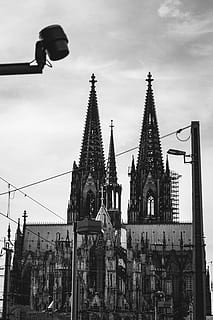 Colònia, Alemanya, catedral, bnw, Església, kölner dom, arquitectura, ciutat, exterior de l'edifici, estructura construïda, cel, edifici, lloc de culte, creença, llum del carrer, religió, núvol - cel, vista d’angle baix, espiritualitat, carrer, naturalesa, dia, a l'aire lliure, destinacions de viatge, cap gent, fletxa, estil gòtic, 5K, CC0, domini públic, lliure de regalies