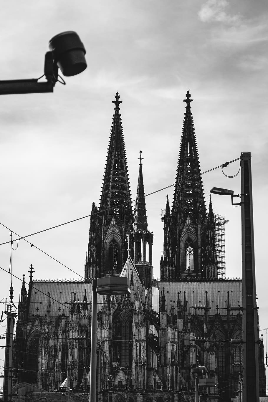 Colònia, Alemanya, catedral, bnw, Església, kölner dom, arquitectura, ciutat, exterior de l'edifici, estructura construïda, cel, edifici, lloc de culte, creença, llum del carrer, religió, núvol - cel, vista d’angle baix, espiritualitat, carrer, naturalesa, dia, a l'aire lliure, destinacions de viatge, cap gent, fletxa, estil gòtic, 5K