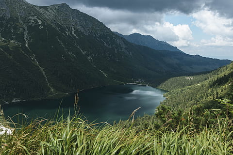 rio, montanha, adiante, nuvens, nublado, luz do dia, meio Ambiente, grama, verde, Highland, lago, paisagens, montanhas, natureza, fotografia da natureza, reserva natural, visão da natureza, ao ar livre, rochas, cênico, céu, arvores, agua, madeiras, beleza na natureza, scenics - natureza, tranquilidade, plantar, cena tranquila, nuvem - céu, cadeia de montanhas, cena não urbana, dia, ninguém, idílico, terra, 5K, CC0, domínio público, royalty free