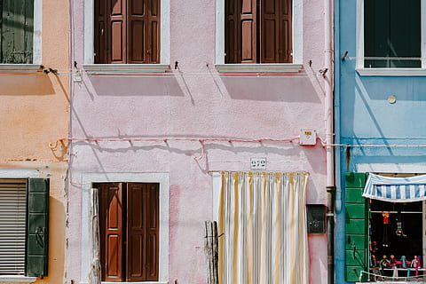 fotografie, růžový, budova, žlutá, dveřní clona, fasáda, záclona, okno, závěrky, dřevěný, Domov, Dům, vnější, kabel, drát, barva, pastel, Benátky, burano, proužek, barvitý, letterbox, okapová roura, architektura, Evropa, exteriér budovy, kultur, Itálie, starý, město, ulice, městské scény, venku, stavba, benátky - itálie, balkón, cestovní ruch, středomořské kultury, panoráma města, bytového domu, vícebarevné, středomořské země, cestovat, staromódní, rezidenční čtvrti, Dějiny, nástěnný prvek, slavné místo, nikdo, italské kultury, vesnice, destinace, letní, 8K, CC0, veřejná doména, bez autorských práv