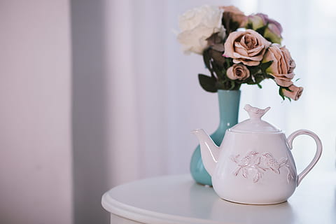 Tee, Topf, Blumen, Tabelle, Weiß, Getränk, Lebensmittel, Natur, Pflanzen, Vase, Haus, Zuhause, Blume, blühende Pflanze, Pflanze, Schönheit in der Natur, Rose, Frische, Zerbrechlichkeit, Verletzlichkeit, drinnen, Nahansicht, Tasse, keine Leute, Dekoration, Stillleben, Teekanne, Teetasse, Blütenkopf, Krug - Krug, Blumenschmuck, Strauß, Blumenstrauß, Antiquität, Geschirr, 5K, CC0, gemeinfrei, lizenzfrei