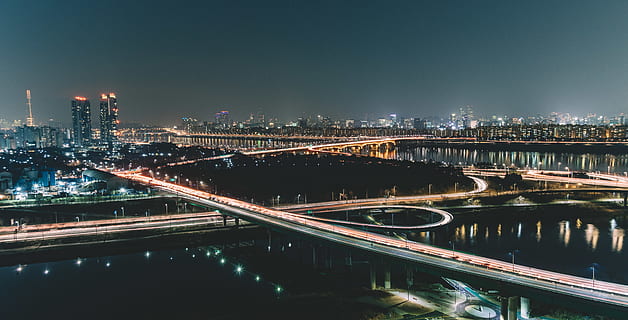 ponte bianco, strada, modo, cavalcavia, autostrada, intersezione, metropoli, cittadina, urbano, città, costruzione, ponte, corridoio, ghiaia, strada sterrata, bagliore, luce, fiorire, aquilegia, pianta, architettura, struttura costruita, illuminato, esterno dell'edificio, notte, connessione, ponte - struttura fatta dall'uomo, paesaggio urbano, mezzi di trasporto, cielo, acqua, nessuno, natura, vita di città, fiume, moderno, edificio per uffici esterno, sentiero leggero, grattacielo, all'aperto, 5K, CC0, dominio pubblico, privo di copyright
