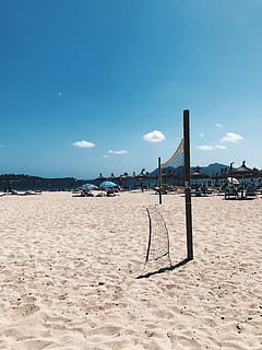 espanya, pollença, sorra, platja, estiu, mar, voleibol, terra, cel, naturalesa, dia, núvol - cel, llum solar, aigua, escenics - natura, a l'aire lliure, bellesa a la natura, esport, blau, persones incidentals, tranquil·litat, xarxa - equipament esportiu, post de fusta, 4K, CC0, domini públic, lliure de regalies