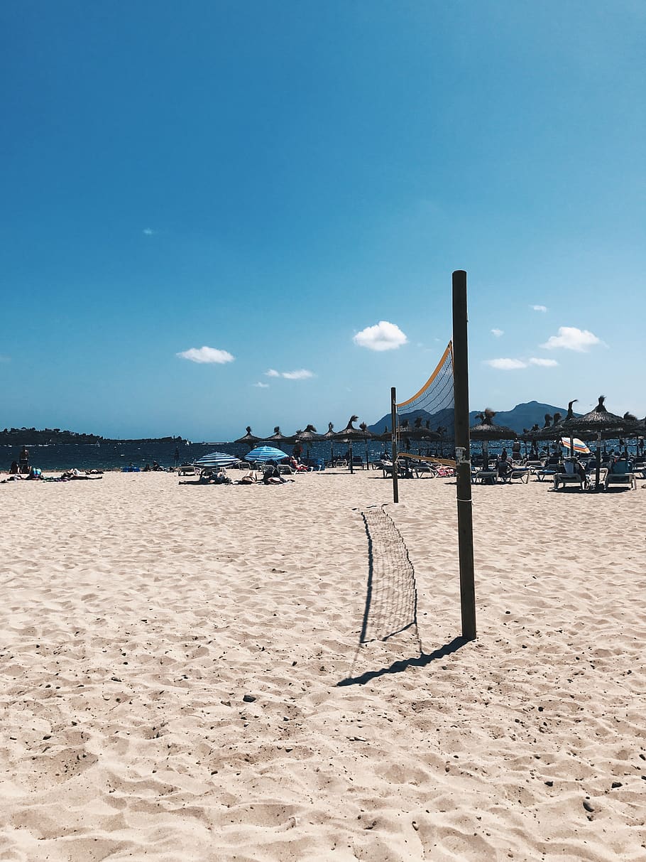 espanya, pollença, sorra, platja, estiu, mar, voleibol, terra, cel, naturalesa, dia, núvol - cel, llum solar, aigua, escenics - natura, a l'aire lliure, bellesa a la natura, esport, blau, persones incidentals, tranquil·litat, xarxa - equipament esportiu, post de fusta, 4K