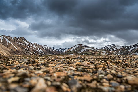 marron, champ, Montagne, nuageux, ciel, des nuages, nuages ​​noirs, Aube, lumière du jour, paysage, la nature, roches, scénique, neige, sol, le coucher du soleil, nuage - ciel, environnement, paysages - nature, beauté dans la nature, couvert, journée, scène tranquille, chaîne de montagnes, scène non urbaine, tranquillité, température froide, personne, hiver, Roche, en plein air, montagne au sommet enneigé, à la surface, caillou, 5K, CC0, domaine public, libre de droits