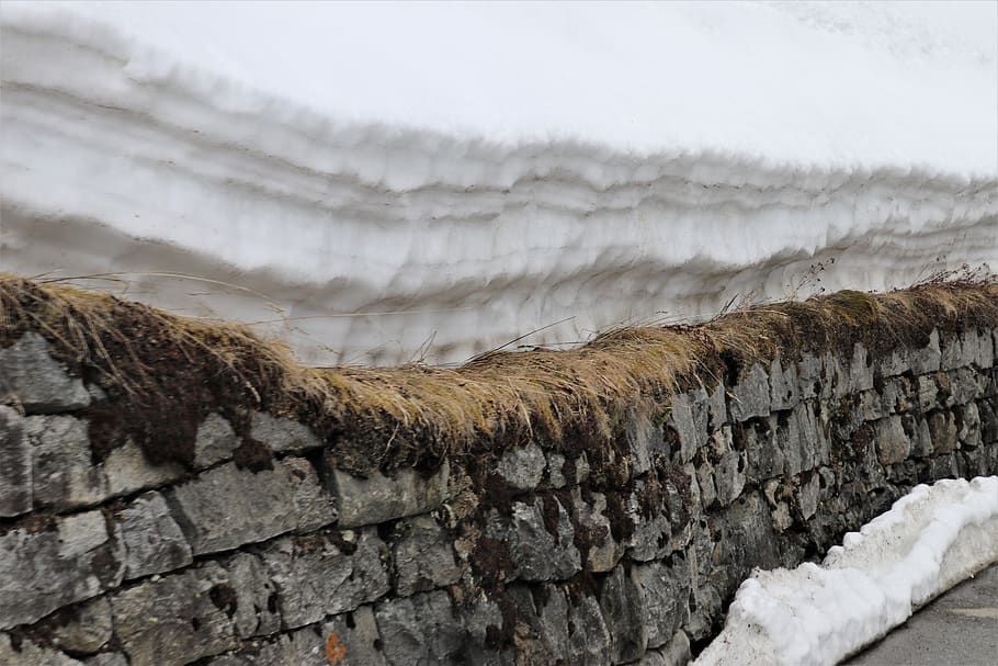 precipitació, neu, capa, fred, el medi ambient, les pedres, naturalesa, temporada, blanc, muntanya, estacional, gris, l'estructura de la, congelat, model, gelades, ze, hivern, herba seca, punt de fusió, aspre, temperatura de fred, cap gent, bellesa a la natura, dia, escenics - natura, rock, sòlid, tranquil·litat, medi ambient, cel, rock - object, escena no urbana, a l'aire lliure, núvol - cel, escena tranquil·la, paret de pedra, 5K