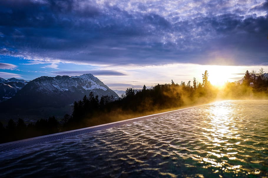 piscina infinita, bosc, daurat, hores, ennuvolat, muntanya, reflexió, escènic, neu, sol, aigua, cel, escenics - natura, núvol - cel, arbre, bellesa a la natura, posta de sol, escena tranquil·la, naturalesa, tranquil·litat, medi ambient, cap gent, temperatura de fred, llum solar, hivern, paisatge, terra, a l'aire lliure, cim de muntanya, 5K
