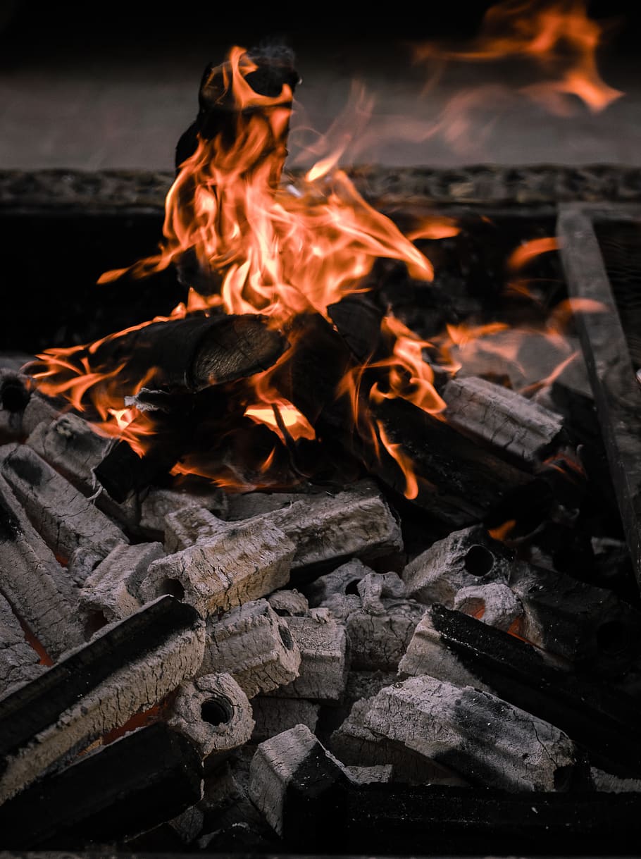 foc, carbó, cremar, flama, llenya, calor, calenta, llar de foc, foguera, fum, cendra, fusta, cremant, carbó vegetal, graella, inflamable, vermell, espurna, brillar, taronja, nit, energia, koster, combustió, calor - temperatura, foc - fenomen natural, registre, color taronja, brillant, primer pla, material de fusta, naturalesa, cap gent, moviment, vista d’angle alt, exposició llarga, medi ambient, 4K