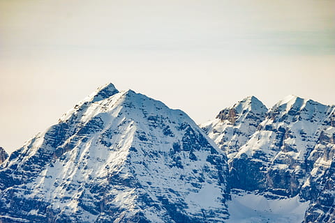sneklædte bjerge, natur, udendørs, bjerg, bjergkæde, spids, is, sne, gletscher, fritids aktiviteter, eventyr, hældning, bygning, Spir, arkitektur, tårn, isbjerg, vinter, plateau, lavine, kold temperatur, skønhed i naturen, scenics - natur, himmel, snedækket bjerg, ingen mennesker, dag, ro, rolig scene, hvid farve, skyfri himmel, miljø, idyllisk, bjergtop, ekstremt vejr, 5K, CC0, offentligt domæne, royaltyfrie