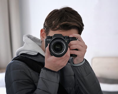 Elektronik, Kamera, Person, Mensch, Fotograf, Wien, Österreich, Foto, Fotografie, fuji x-t3, Spiegel, Flavius ​​Zeddies, Finger, Kameraobjektiv, Kleidung, Mantel, bekleidung, Jacke, Digitalkamera, Gurt, Kamera - Fotoausrüstung, Fotografie-Themen, Fotografieren, Aktivität, Technologie, eine Person, halten, Fotoausrüstung, Besetzung, Porträt, Kopfschuss, Freizeitbeschäftigung, Objektiv - optisches Instrument, Vorderansicht, echte Menschen, Lebensstile, Erwachsene, Spiegelreflexkamera, verdecktes Gesicht, Digitale Spiegelreflexkamera, 4K, CC0, gemeinfrei, lizenzfrei