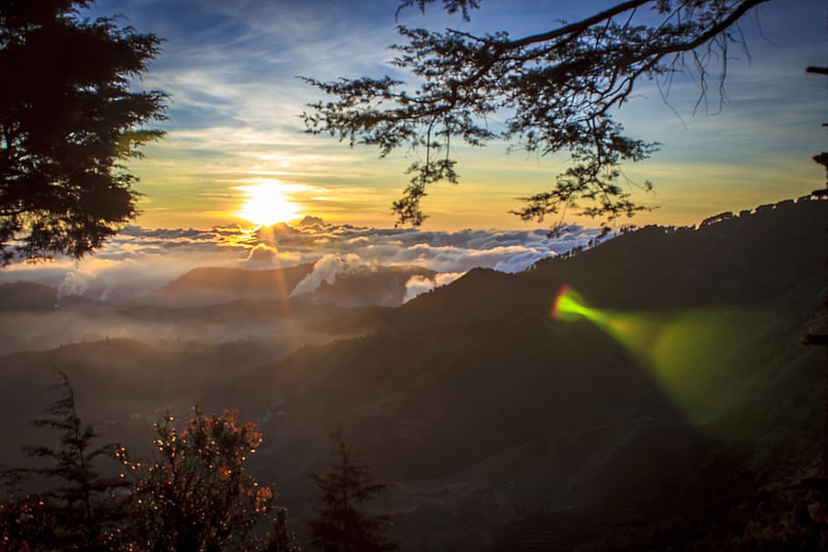muntanya, posta de sol, núvol, indonèsia, dieng, paisatge, bellesa a la natura, cel, escenics - natura, tranquil·litat, escena tranquil·la, núvol - cel, planta, arbre, sol, naturalesa, escena no urbana, raig de sol, idíl·lic, cap gent, medi ambient, llum solar, flare de la lent, a l'aire lliure, 5K