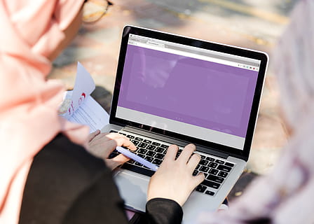 person, ved hjelp av, sølv, svart, bærbar datamaskin, arabian, nærbilde, enhet, elektronikk, hunner, femininitet, skaut, innendørs, islam, islamsk, laptop, muslim, penn, bærbar, skjerm, sitter, teknologi, typing, trådløst, kvinne, arbeider, kommunikasjon, trådløs teknologi, datamaskin, bruker bærbar PC, forbindelse, hånd, internett, menneskelig hånd, voksen, bærbar informasjonsenhet, datanettverk, én person, virksomhet, selektiv fokusering, kvinner, menneskelig kroppsdel, portabilitet, surfer på nettet, 4K, CC0, offentlig domene, opphavsrett gratis