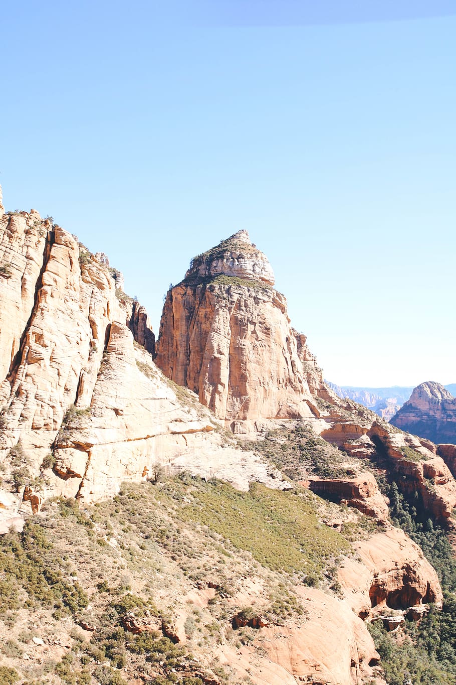 muntanya de roca marró, blau, cel blau, penya-segats, núvols, la llum del dia, durant el dia, desert, erosió, formació geològica, geologia, paisatge, muntanyes, naturalesa, formació de roca, roques, gres, escènic, cel, pedres, rock, rock - object, muntanya, cel clar, escenics - natura, bellesa a la natura, sòlid, escena tranquil·la, medi ambient, escena no urbana, tranquil·litat, Serra, geografia física, dia, cap gent, remot, formació, a l'aire lliure, clima àrid, clima, erosionat, cim de muntanya, 5K