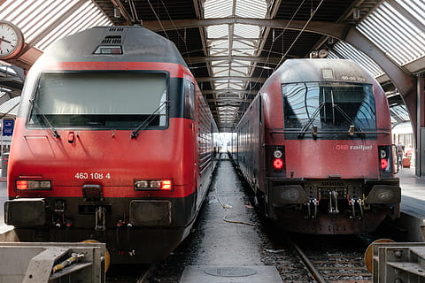 dos trens vermells, rail, ferrocarril, transport, pista de tren, vehicle, tren, zurich, suïssa, persona, humà, estació principal de Zuric, estació de tren, terminal, locomotora, urbà, Torre del Rellotge, torre, arquitectura, edifici, ciutat, manera de transport, transport per ferrocarril, tren - vehicle, pista, transport públic, vies del ferrocarril, vehicle terrestre, dia, vermell, cap gent, estació de ferrocarril, a l'aire lliure, negocis, tren de passatgers, viatjar, transport de mercaderies, estacionari, nombre, pati de maniobra, cotxe de ferrocarril, 5K, CC0, domini públic, lliure de regalies