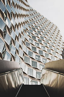 Flachwinkelaufnahmen, Hochhaus, Glasgebäude, Rolltreppe, die Architektur, Gebäude, Fenster, Fassade, Außen, Glas, modern, Design, Stadt, städtisch, Stadtbild, sonnig, Sonnenlicht, abstrakt, Morgen, Sonne, Farbe, Fotografie, wunderschönen, gebaute Struktur, Gebäudehülle, Flachwinkelansicht, Muster, Himmel, keine Leute, Tag, Wiederholung, draußen, Natur, architektonisches Merkmal, Büro, Dach, Glas - Material, Bürogebäude außen, Wohnung, Luxus, 5K, CC0, gemeinfrei, lizenzfrei