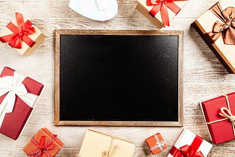 lousa, Castanho, de madeira, quadro, Armação, cercado, vermelho, caixas de presente, fundo, Preto, quadro-negro, caixas, cartão, presentes de Natal, fechar-se, presentes, dentro de casa, enfeite, embalagem, fitas, cetim, sazonal, tópicos, papel de presente, diretamente acima, feriado, visão de alto ângulo, fita - item de costura, fita, presente, papel, caixa de presente, ninguém, mesa, ainda vida, caixa - contentor, caixa, Natal, madeira - material, celebração, grande grupo de objetos, arco, em branco, 5K, CC0, domínio público, royalty free