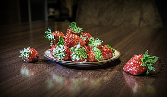 Erdbeeren, Obst, rot, gesund, Essen, Lebensmittel, Dessert, Diät, köstlich, Vitamine, Beeren, Süss, organisch, Sommer-, Erdbeere, reifen, saftig, Anti-Rost, Essen und Trinken, gesundes Essen, Wohlbefinden, Frische, keine Leute, Tabelle, drinnen, Granatapfel, Beerenfrucht, Schüssel, Holz - Material, Stillleben, gesunder Lebensstil, fertig für den Verzehr, Samen, reif, vegetarisches Essen, Blumenmuster, 5K, CC0, gemeinfrei, lizenzfrei