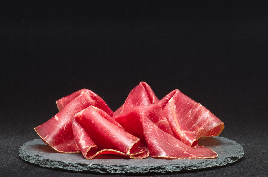 plat de cansalada, apetitós, vedella, fons negre, primer pla, tallar, deliciós, dieta, Pernil sec curat, menjar, fresc, salut, saludable, sucós, carn, nutrició, placa, tall, natura morta, saborós, tir de l'estudi, vermell, menjar i beguda, frescor, a l'interior, cap gent, aliments crus, còpia espai, grup d'objectes, benestar, alimentació saludable, costat a costat, síndria, picat, petit grup d'objectes, 4K
