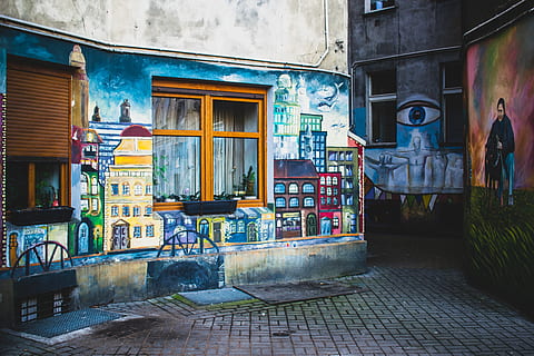 lukket vindue, gangbro, sti, fortov, person, human, brosten, kunst, graffiti, væg, vindue, vægmaleri, maleri, flise, transportmidler, fodgænger, køretøj, kiosk, vindueskygge, hjem indretning, bygning udvendig, arkitektur, bygget struktur, bygning, by, gade, boligområde, dag, dør, indgang, ingen mennesker, udendørs, hus, butik, gammel, gyde, 5K, CC0, offentligt domæne, royaltyfrie