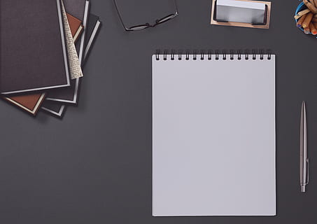 Tabelle, Notizblock, Buchstapel, Brille, Kuli, Blog, Blogger, Briefe, Dekoration, Botschaft, Hinweis, Papier-, Schreibblock, schreiben, Korrespondenz, Scrapbooking, kopieren sie platz, Stift, Arbeitsplatz, Schreibtisch, Arbeit, Stifte, leer, direkt darüber, schwarze Farbe, keine Leute, drinnen, High Angle View, Büro, Geschäft, Bürobedarf, Möbel, Technologie, Spiralblock, Studioaufnahme, Buch, Veröffentlichung, Clip, 5K, CC0, gemeinfrei, lizenzfrei