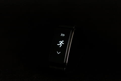 holde øje, skærm, ikon, lys, mørk, sort baggrund, retning, notifikation, elegant, sort, stil, pulsmåler, app, sove monitor, skridttæller, løb, ur, sport, mobil, SmartWatch, sort farve, enkelt objekt, hvid, tæt på, ingen mennesker, nummer, forretning, teknologi, 5K, CC0, offentligt domæne, royaltyfrie