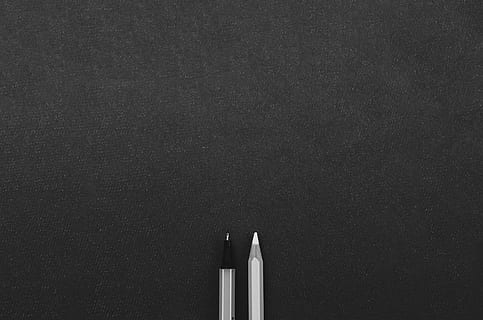 Aperto, modello, Inserisci, testo, lettera, scrittura, piatto, artista, arte, mestiere, disegno, marcatore, penna, matita bianca, bianca, matita, Scrivi, buio, carta nera, vuoto, avvicinamento, in casa, natura morta, nessuno, strumento di scrittura, copia spazio, colore nero, girato in studio, sfondo nero, direttamente sopra, acuto, vista dall'alto, fianco a fianco, legno - materiale, matita colorata, arte e artigianato, formazione scolastica, singolo oggetto, ritagliare, 2K, CC0, dominio pubblico, privo di copyright