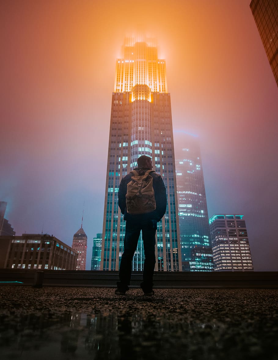 uomo, in piedi, di fronte, costruzione, urbano, città, metropoli, cittadina, alto aumento, umano, persona, edificio per uffici, architettura, campanile, Torre, guglia, stati Uniti, minneapolis, splendore dalla nebbia., grattacielo, centro, natura, notte, esterno dell'edificio, edificio per uffici esterno, struttura costruita, una persona, lunghezza intera, cielo, paesaggio urbano, ufficio, destinazioni di viaggio, adulto, retrovisore, illuminato, giovane adulto, composito digitale, moderno, all'aperto, distretto finanziario, 4K
