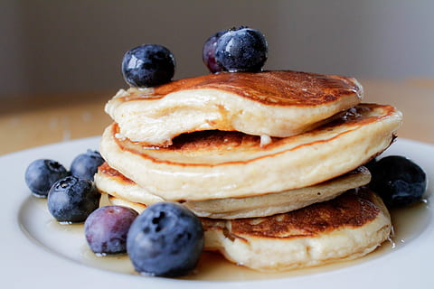 miel de maple, panqueques, comida, comida y bebida, Fruta, fruta de baya, arándano, frescura, alimentación saludable, adentro, de cerca, listo para comer, bienestar, nadie, desayuno, crepe, comida dulce, naturaleza muerta, pastel, un pan, dulce, tentación, bocadillo, 5K, CC0, dominio público, libre de derechos