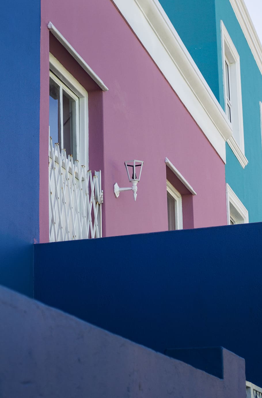 color, fons de pantalla, patró, minimalisme, mínim, estiu, africà, arquitectura, bo-kaap, bo kaap, Ciutat del cap, Sud-Àfrica, Àfrica, urbà, carrer, façana, casa, estructura construïda, exterior de l'edifici, edifici, cap gent, finestra, funció de construcció de parets, dia, vista d’angle baix, barri residencial, color rosa, a l'aire lliure, naturalesa, blau, porpra, equips d’il·luminació, sostre, ciutat, Color blanc, 2K