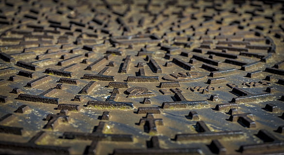 structuur, ijzer, putdeksel, patroon, Roest, achtergrond, metaal, roestig, oppervlakte, achtergronden, volledig kader, selectieve aandacht, geen mensen, geschiedenis, in een rij, hoge hoekmening, overvloed, het verleden, grote groep objecten, herhaling, architectuur, begraafplaats, graf, dag, dak, zij aan zij, buitenshuis, detailopname, 5K, CC0, publiek domein, royaltyvrij