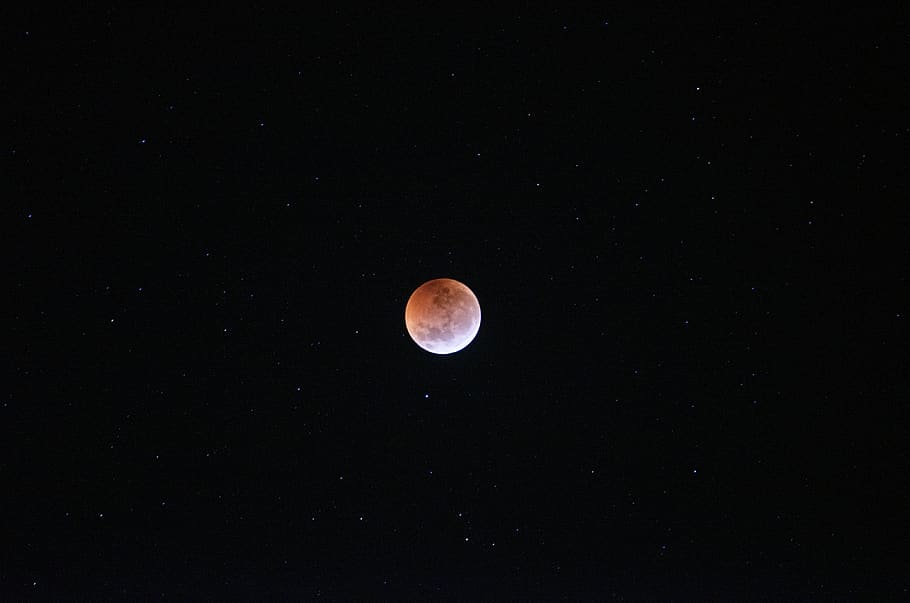 sang mon, naturalesa, a l'aire lliure, eclipsi, univers, astronomia, espai, Eclipse de lluna, espai exterior, lluna, nit, oceà, mar, aigua, línia de costa, Costa, platja, nebulosa, planeta, llacuna, llac, cel, bellesa a la natura, escenics - natura, idíl·lic, lluna plena, tranquil·litat, estrella - espai, cap gent, escena tranquil·la, vista d’angle baix, cercle, ciència, forma geomètrica, fenomen natural, Lluna planetària, astrologia, espai i astronomia, 4K