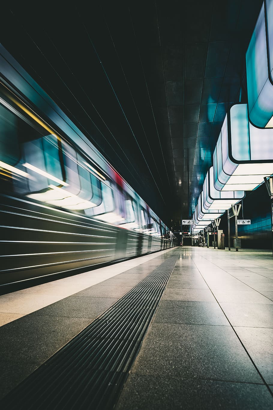 graue Bodenfliesen, Transport, öffentliche Verkehrsmittel, Schienenverkehr, Transportmittel, Zug, Zug - Fahrzeug, die Architektur, Bahnsteig, Eisenbahnstation, Bewegung, Richtung, beleuchtet, Reise, der Weg nach vorn, gebaute Struktur, zufällige Menschen, U-Bahn, Personenzug, Spur, abnehmende Perspektive, draußen, Bahnhof, Decke, Plattform, 5K