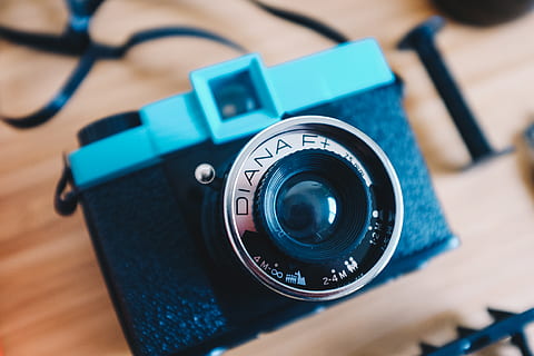 svart kamera, kamera, elektronikk, digitalkamera, armbåndsur, stropp, film, Lomography, årgang, tekst, kamera linse, videokamera, webkamera, datamaskin, pc, Keramikk, Kunst, porselen, ID kort, dokument, Linsedeksel, teknologi, fotografering temaer, kamera - fotografisk utstyr, nærbilde, innendørs, fotografisk utstyr, bord, høy vinkel visning, blå, objektiv - optisk instrument, ingen folk, fokusere på forgrunnen, stilleben, kunstkultur og underholdning, retro stylet, svart farge, selektiv fokusering, tre - materiale, hjemme videokamera, 4K, CC0, offentlig domene, opphavsrett gratis