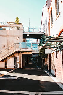 parcheggio vuoto, architettura, struttura costruita, esterno dell'edificio, mezzi di trasporto, città, natura, giorno, cielo, luce del sole, strada, costruzione, connessione, nessuno, cielo sereno, cartello, all'aperto, ombra, ponte, simbolo, 5K, CC0, dominio pubblico, privo di copyright