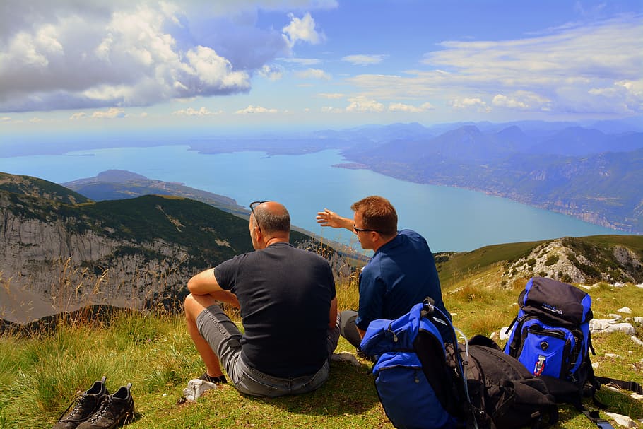 amici, pauza, obdivovat, hora, jezero, garda, krajina, označit, mluvit, lidé, nebe, mraky, odpočinek, sedící, batoh, obuv, skutečných lidí, muži, volnočasové aktivity, krása v přírodě, životního stylu, scenics - příroda, zpětný pohled, mimoměstské scény, dva lidé, mrak - nebe, neformální oblečení, Příroda, jednotnost, klidné scény, klid, pohoří, pozitivní emoce, při pohledu na pohled, venku, pár - vztah, 5K