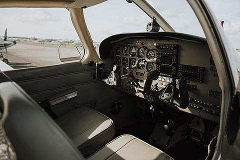 leeres Flugzeug, Ebene, Avionik, Konsole, Pilot, fliegend, Navigation, Flug, Piper-Pfeil, Pfeifer, Luftfahrt, Fahrzeuginnenraum, Schalttafel, Cockpit, Steuerung, Flugzeug, Transportmittel, Luftfahrzeug, Transport, Instrumententafel, Reise, Technologie, Fahrzeugsitz, Auto, draußen, Tag, Sitz, Windschutzscheibe, Lenkrad, Luft-und Raumfahrtindustrie, 4K, CC0, gemeinfrei, lizenzfrei