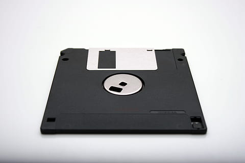 floppy disk nero, girato in studio, sfondo bianco, ritagliare, tecnologia, in casa, nessuno, singolo oggetto, avvicinamento, colore nero, comunicazione, copia spazio, connessione, numero, tecnologia wireless, controllo, attrezzatura informatica, Oggetto creato dall'uomo, computer, testo, due oggetti, 4K, CC0, dominio pubblico, privo di copyright