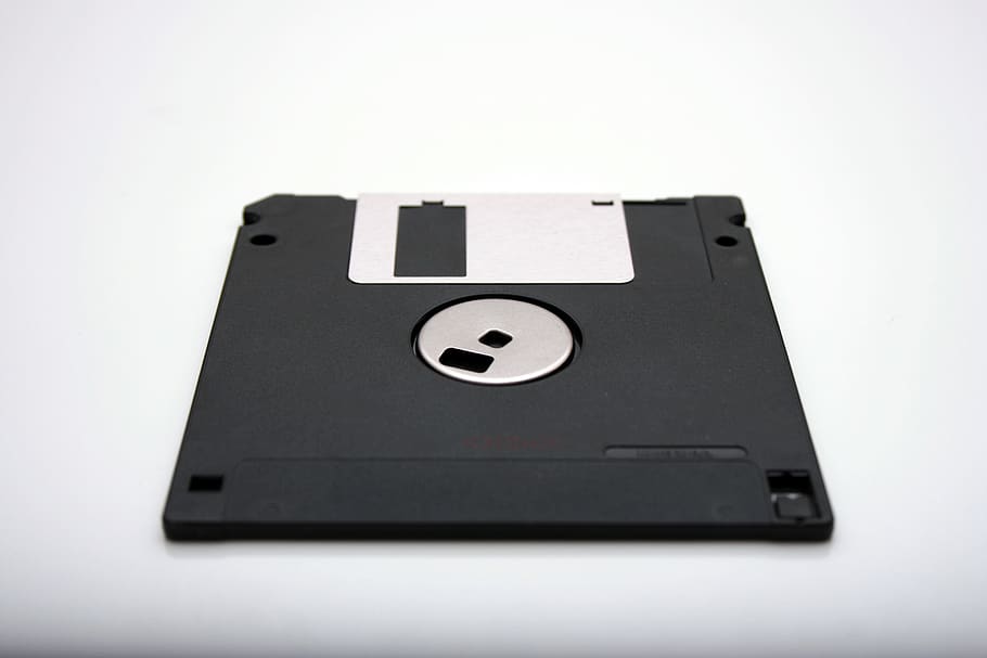 floppy disk nero, girato in studio, sfondo bianco, ritagliare, tecnologia, in casa, nessuno, singolo oggetto, avvicinamento, colore nero, comunicazione, copia spazio, connessione, numero, tecnologia wireless, controllo, attrezzatura informatica, Oggetto creato dall'uomo, computer, testo, due oggetti, 4K