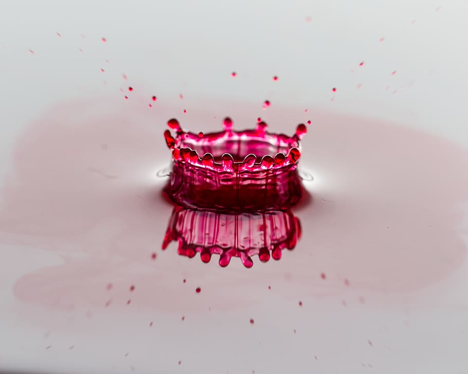 Spritzen, rot, Flüssigkeit, plantschen, Tröpfchen, drinnen, Nahansicht, keine Leute, Wasser, fallen, Essen und Trinken, Bewegung, Lebensmittel, Studioaufnahme, Frische, Stillleben, Getränk, gesundes Essen, Blut, High Angle View, Obst, Natur, Hochgeschwindigkeitsfotografie, Reinheit, 4K