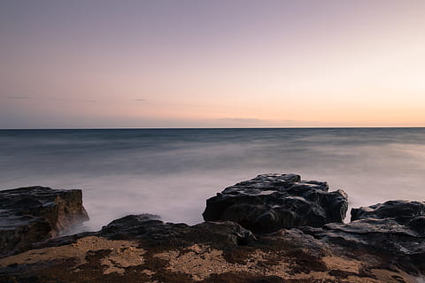 Austràlia, Sandringham, posta de sol, roques, oceà, aigua, mar, rock, rock - object, cel, sòlid, horitzó sobre l’aigua, bellesa a la natura, horitzó, tranquil·litat, escenics - natura, escena tranquil·la, platja, terra, naturalesa, idíl·lic, cap gent, còpia espai, litoral rocós, 5K, CC0, domini públic, lliure de regalies
