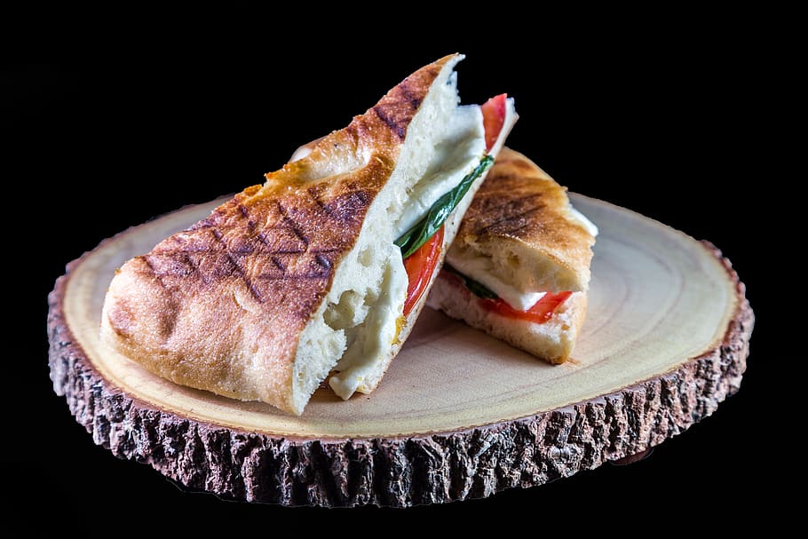 rodanxes, pastisseria, taula de registre, cocció, pa, formatge, primer pla, cuina, deliciós, sopar, plat, epicure, menjar, fotografia de menjar, saludable, dinar, regust, pastissos, placa, tall, dolç, saborós, fusta, tauler de fusta, fons negre, tir de l'estudi, menjar i beguda, a l'interior, entrepà, carn, llest per menjar, alimentació saludable, cap gent, frescor, carn processada, pernil, benestar, carn de porc, esmorzar, berenar, menjar francès, 5K