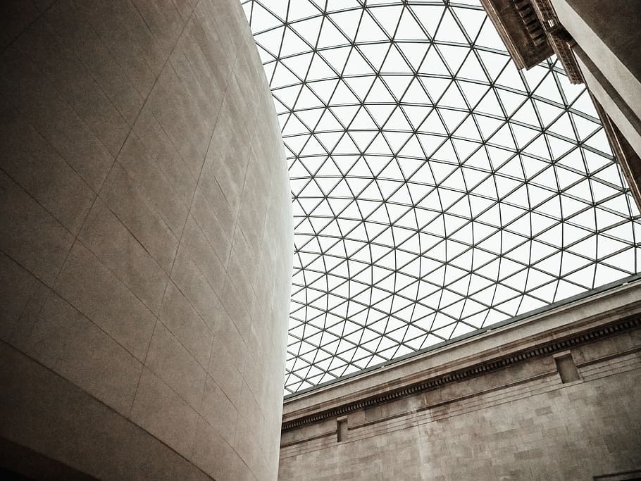 paret de formigó gris, edifici, finestra, claraboia, Londres, arquitectura, museu, museu britànic, simetria, sostre, edifici d'oficines, centre de Convencions, vianants, altar, Església, sostre de volta, arc, arquejat, òpera, triangle, vista d’angle baix, a l'interior, estructura construïda, cap gent, patró, dia, disseny, el passat, forma, història, vidre - material, ciutat, quadrícula, arquitectura i art, columna arquitectònica, 4K
