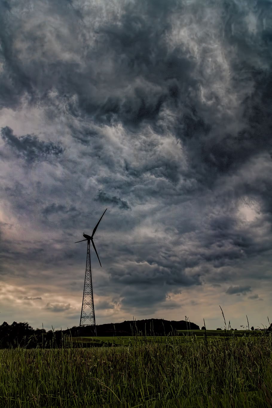 Windrad, Wolken, dramatisch, Himmel, Wetter, aufrecht, wolke - himmel, Umgebung, Kraftstoff- und Stromerzeugung, Feld, Umweltschutz, alternative Energie, erneuerbare Energie, Turbine, Windkraftanlage, Land, Landschaft, Windkraft, Sonnenuntergang, Natur, keine Leute, Schönheit in der Natur, ländliche Szene, Szenen - Natur, draußen, Kraft in der Natur, 5K