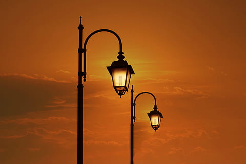 llanterna, posta de sol, cel, llum, vermell, llum del carrer, equips d’il·luminació, carrer, color taronja, cap gent, llum elèctrica, naturalesa, núvol - cel, vista d’angle baix, electricitat, llum de gas, a l'aire lliure, silueta, estil retro, il·luminat, bellesa a la natura, equipament elèctric, Font d'alimentació, 4K, CC0, domini públic, lliure de regalies