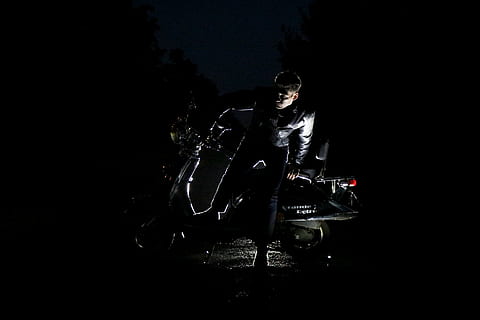 nehmen, aus, suchen, Feind, schwarz, Roller, Straße, Licht, Hände, Schatten, städtisch, schnell, Kanon, Unterstützung, cool, Haar, Person, Kopf, genial, Nahansicht, eine Person, in voller Länge, echte Menschen, Transport, schwarzer Hintergrund, Lebensstile, Vorderansicht, junger Erwachsener, Männer, Freizeitbeschäftigung, Nacht-, dunkel, Transportmittel, Jacke, kopieren sie platz, Motorrad, junge Männer, Stehen, Legere Kleidung, Reiten, 5K, CC0, gemeinfrei, lizenzfrei